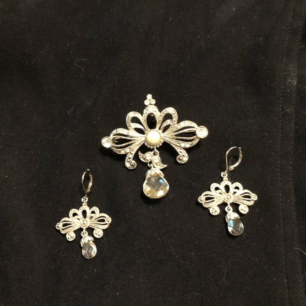Brooch/Enhancer & earrings set